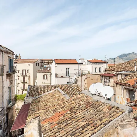 Vittorio Emanuele With Terrace Apartment *